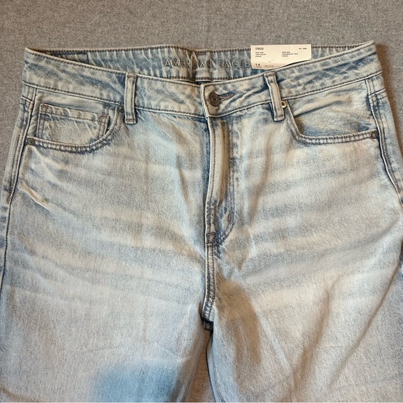 American Eagle Strigid Mom Jean Lightwash Whitewash Sz 14S AEO New Petite Short - Picture 3 of 14